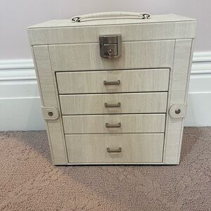 Elegant Cream Jewelry Organizer